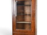 une image d'une armoire en bois avec une porte en verre