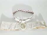 bracelet en argent orné de perles rouges, blanches et bleues sur fond blanc