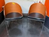 deux chaises assises l'une à côté de l'autre dans une pièce