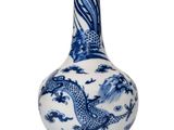 un vase bleu et blanc orné d'un dragon