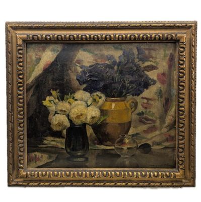 tableau représentant des fleurs dans un vase posé sur une table près d'un rideau
