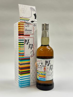 une image d'une bouteille de whisky japonais à côté d'une boîte