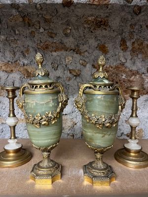 trois vases posés sur une table l'un à côté de l'autre