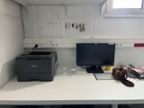 un bureau équipé d'un ordinateur et d'une imprimante
