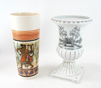 deux vases posés l'un à côté de l'autre sur une table