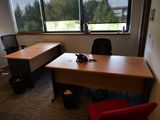un bureau équipé d'un téléphone et d'une chaise, dans un bureau