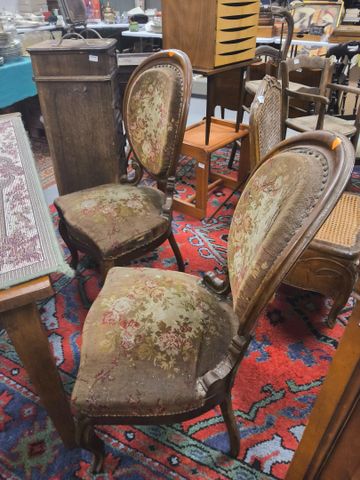 Paire de chaises, dossier médaillon., dossier et assise garnie de...
