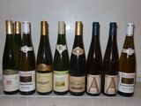 de nombreuses bouteilles de vin alignées sur le comptoir