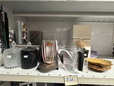 beaucoup d'articles sur les rayons du magasin
