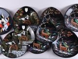 six assiettes ornées de motifs différents, posées sur une étagère