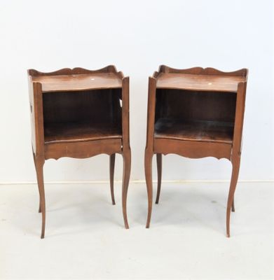 paire de tables de chevet anciennes françaises en noyer avec des étagères en verre