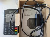 une boîte contenant un téléphone portable et un chargeur