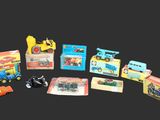 un grand nombre de jouets posés sur une table