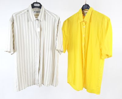 BURBERRYS. Chemise à manche courte rayée en soie.