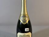 une vieille bouteille de champagne posée sur une table