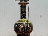 une lampe posée sur une table devant un mur