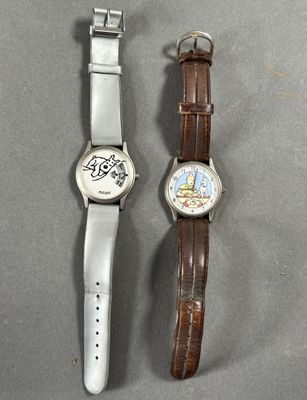 deux montres assises l'une à côté de l'autre sur une table
