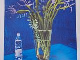 une photo représentant un vase de fleurs et une bouteille d'eau posés sur une table