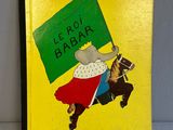 Le livre est jaune et comporte l'image d'un homme à cheval.
