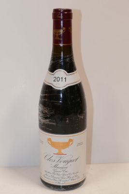 une bouteille de vin posée sur une table