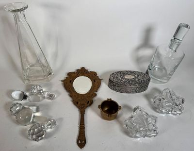 beaucoup d'objets en verre qui se trouvent sur la table