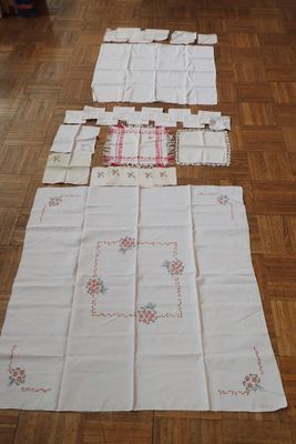de nombreux morceaux de tissu étalés sur le sol