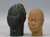 deux statues assises l'une à côté de l'autre sur une table