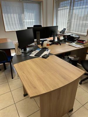 un bureau sur lequel sont posés deux écrans d'ordinateur et un clavier