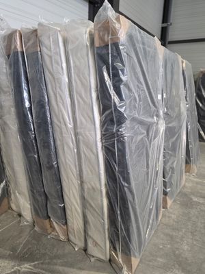 de nombreux matelas emballés dans du plastique dans un entrepôt