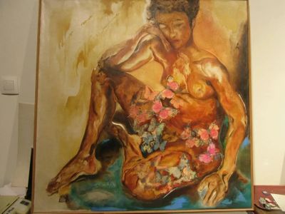 un tableau représentant un homme assis sur une table, à côté d'un tableau représentant des fleurs