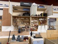 Contenu de l’atelier : transpalette, serre joint, scie à ong… (photo 2)