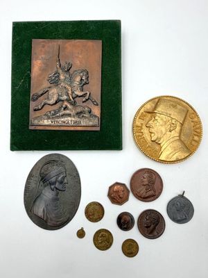 quelques pièces de monnaie et une photo d'un homme à cheval