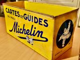 une boîte jaune sur laquelle figure l'image d'un joueur de baseball
