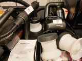 des bouteilles de lait et d'autres articles sont posés sur le plan de travail de la cuisine