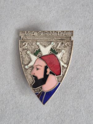 un gros plan sur un insigne représentant un homme portant un chapeau rouge