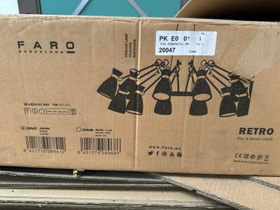 une boîte en carton sur laquelle sont posés plusieurs sacs