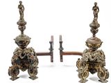 une paire de chandeliers anciens en laiton, surmontés de figurines