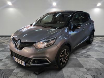 la voiture grise est garée sur un sol en damier dans le garage