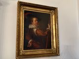 une image d'un tableau sur le mur d'une pièce