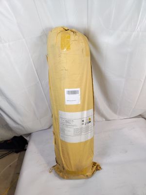 un grand sac rempli de matière jaune posé sur une surface blanche