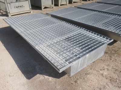 plusieurs grilles en acier sont empilées les unes sur les autres dans la terre
