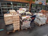 de nombreuses boîtes de nourriture posées sur un chariot dans un magasin
