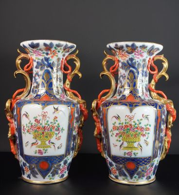 paire de vases chinois ornés de fleurs et d'oiseaux sur fond noir