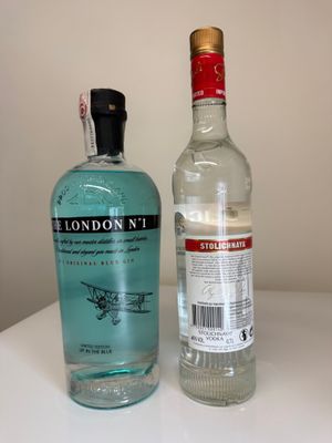 2 bouteilles : 1 VODKA STOLIGHNAYA - 1 GIN THE LONDON N°1 Ed…