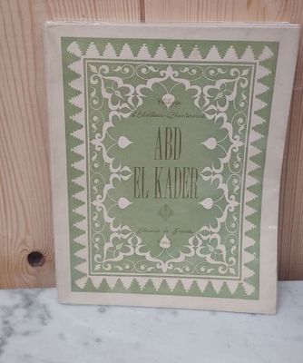 un vieux livre posé sur une table près d'un mur en bois