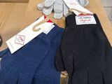 trois paires de gants posées sur une boîte en carton