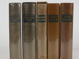 un ensemble de cinq livres superposés