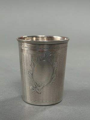 une coupe en argent posée sur une table