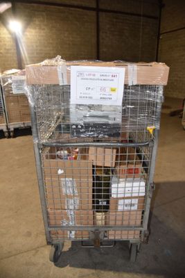 un chariot chargé de cartons et muni d'une pancarte, dans un entrepôt
