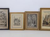 quatre tableaux encadrés représentant différents styles artistiques, accrochés à un mur blanc